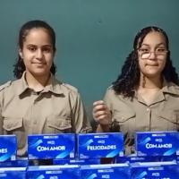 Escoteiras Alice e Beatriz agradecendo amigos e familiares que colaboraram com elas.