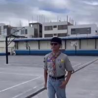 Scout portando orgullosamente su uniforme 