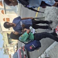 Una scout haciendo promoción del proyecto a una persona interesada