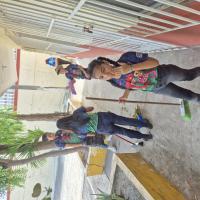 Scouts haciendo servicio de limpieza en la escuela beneficiaria del proyecto