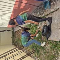 Scouts haciendo servicio de limpieza en la escuela beneficiaria del proyecto