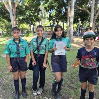Los scouts posando con las donaciones recibidas
