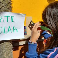 quemado de madera concentrando luz solar con una lupa