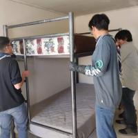 limpiando las camas, cambiando de cobijas y barriendo los polvos 