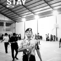 Foto saya sedang memegang piala