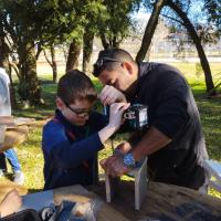 Pais e filhos compartilhando experiência e criando memórias afetivas