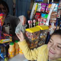 Recibiendo donaciones en la tiendita de la esquina