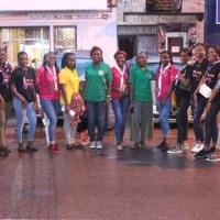 avec le docteur qui nous a montré des techniques simples de palpations mamaires