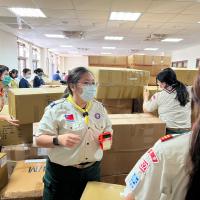 The relief supplies were sorted and packed at the Tzu Chi Neihu in Taipei City.
