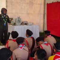 kak Srina (Speaker) is explaining the benefits of Moringa