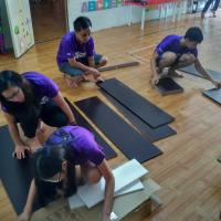 Assembling the bookshelf (1)