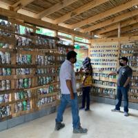 Platicando con el arquitecto.