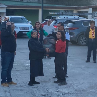 Entrega de donativos a directivos de la casa hogar 
