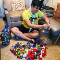 Depositando todas las tapas recolectadas en un mes en las botellas.