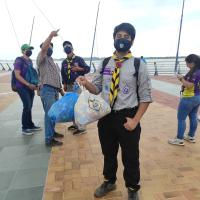 una hermana scout me donó 2 fundas llenas de tapas para apoyar el proyecto