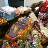 Preparação dos 228 brinquedos em papel de presentes e separados por sexo e idade para entrega