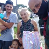 Entrega de presentes para crianças órfãs no bairro Sitio Cercado - Curitiba (PR)
