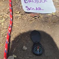 hay una leve desviación del norte magnético al norte obtenido