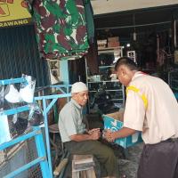 anggota tim sedang melakukan penggalangan dana 