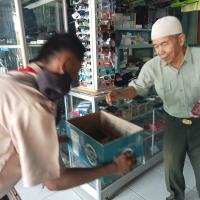 anggota tim sedang melakukan penggalangan dana 