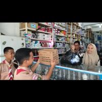 anggota tim sedang melakukan penggalangan dana 