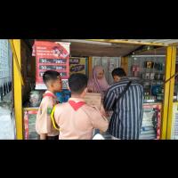 anggota tim sedang melakukan penggalangan dana 