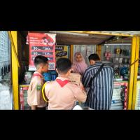 anggota tim sedang melakukan penggalangan dana 