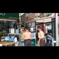 anggota tim sedang melakukan penggalangan dana 