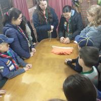 Embalando os sabões para levarem para casa