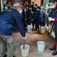 Dia da oficina de sabão conduzida pelo Chefe Carlos e professora Rosemeri