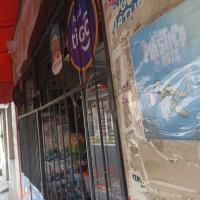 Cartel pegado por la exploradora en una tienda de barrio