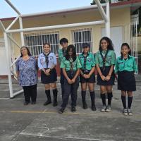 Coordinarores del proyecto Educación por la paz posando junto a la directora de la escuela beneficiaria del proyecto