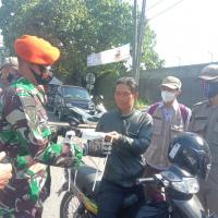 mengedukasi pentingnya pencegahan COvid-19 kepada pengendara