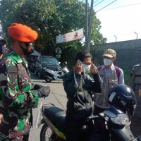 Memberikan masker kepada pengendara