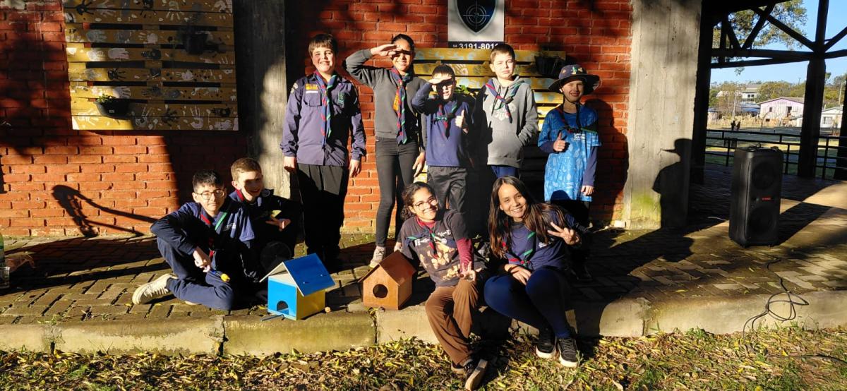 Jovens participantes com as casinhas concluídas