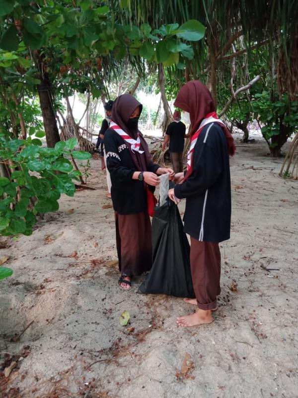 To Maintain Marine Ecosystem Sustainability, the Community Association of Sekawan  Persada Nusantara (SAKO SPN) Depok City held Clean Action in Pari Island, Indonesia