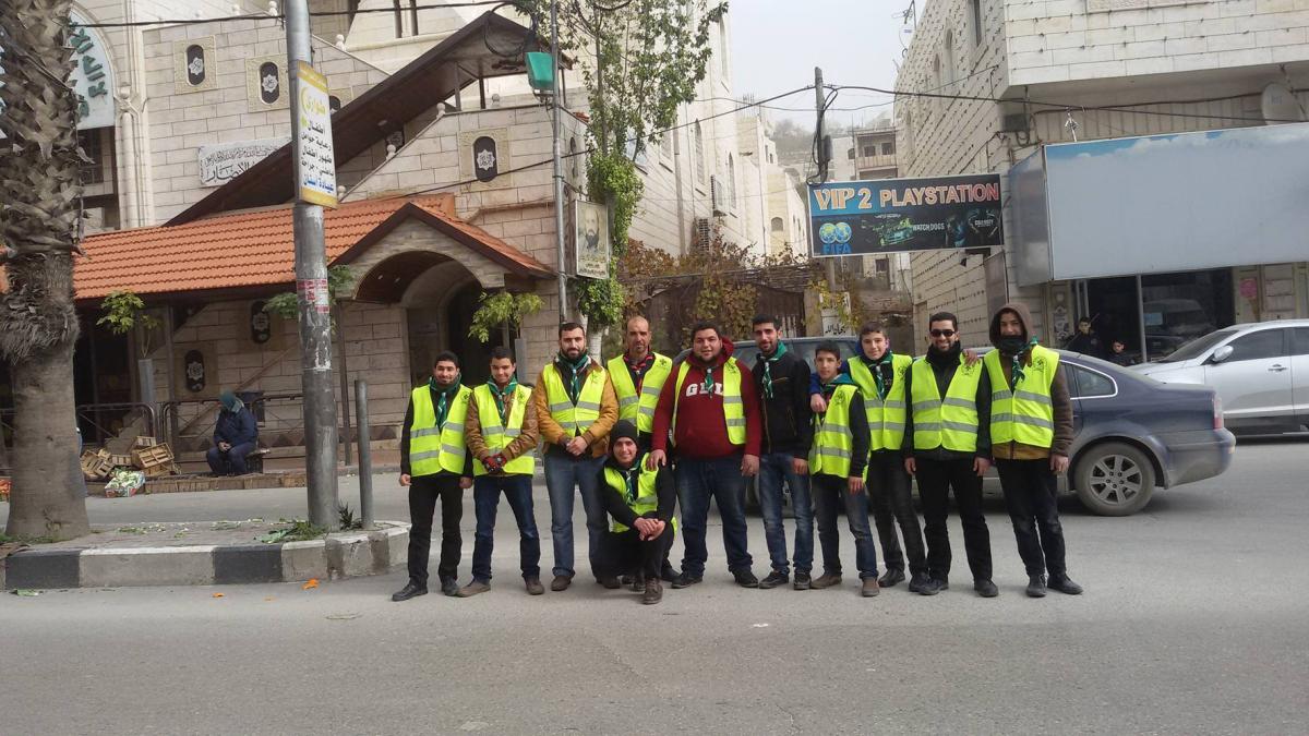 مجموعة خليل الرحمن الكشفية تنفذ مشروع تنظيم حركة المرور بعد صلاة الجمعة 
