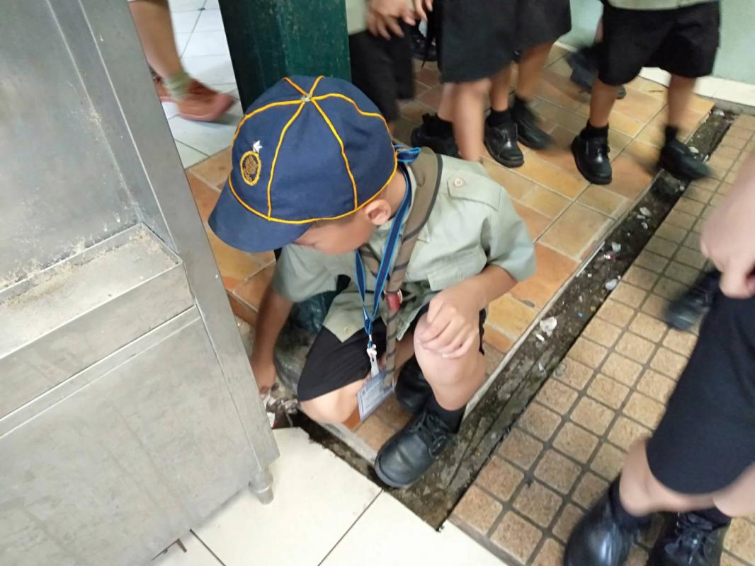 ลูกเสือ-เนตรนารีจิตอาสาเก็บขยะโรงอาหาร