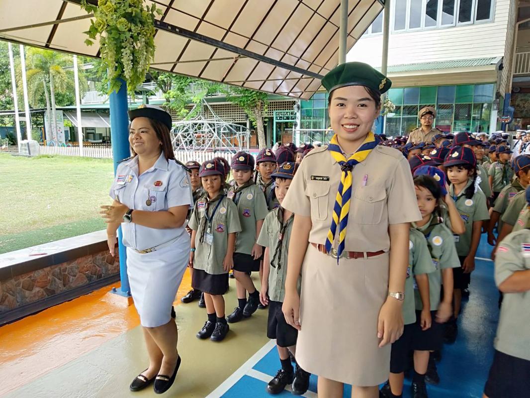 เดินสวนสนาม
