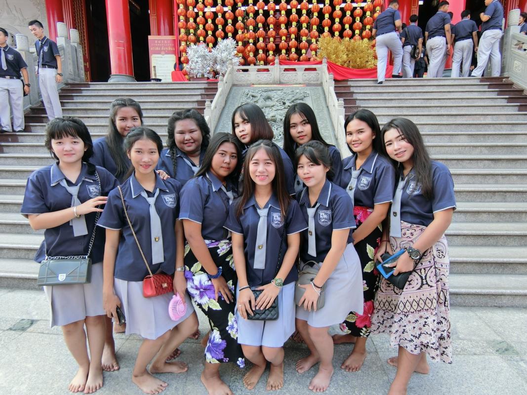 ร่วมกันทำความสะอาดลานวัด