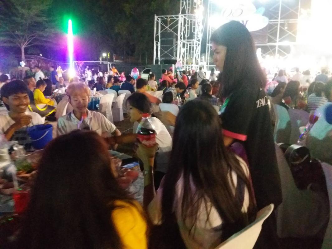 เป็นจิตอาสาช่วยเสิร์ฟนำ้เเข็งในงาน65ปีจันทศิริ