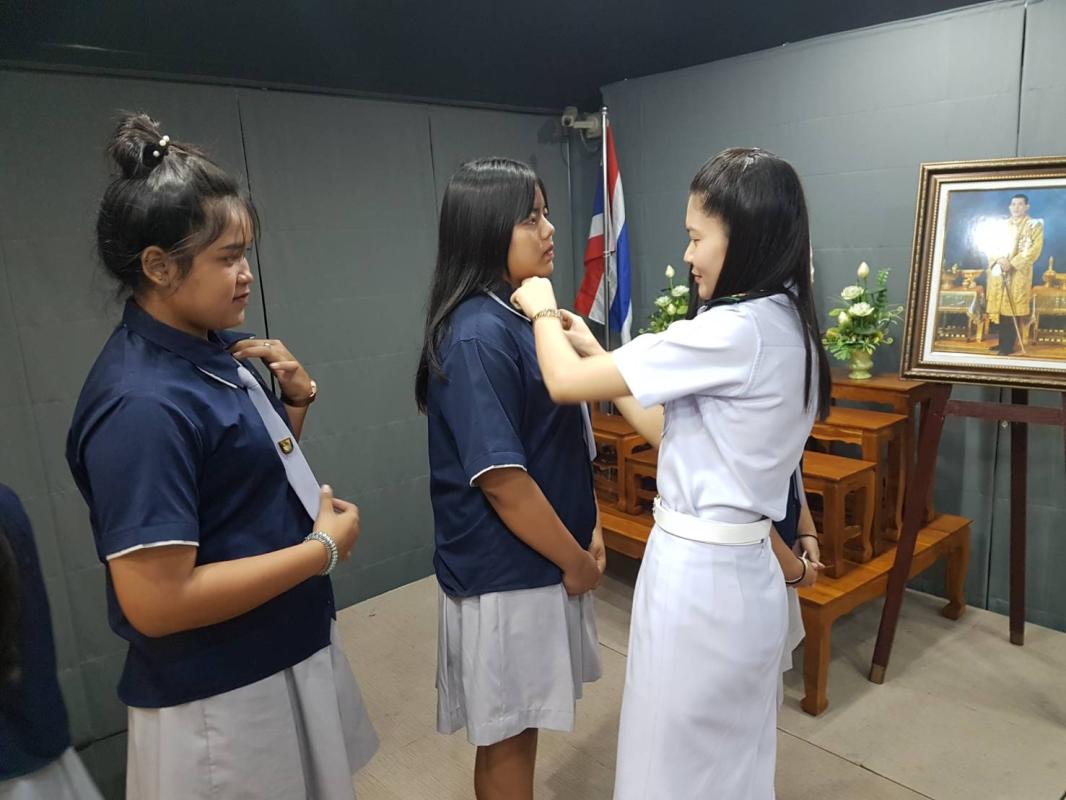 ช่วยแต่งกายนักเรียนเพื่อทำบัตร