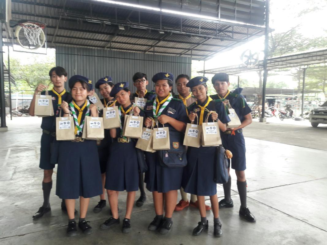 ขายไข่เค็มใบเตยเพื่อนำเงินไปช่วยผู้ประสบภัยที่ประเทศอินโดนีเซีย