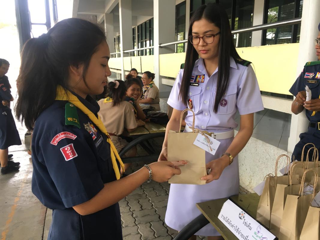 ขายไข่เค็มเพื่อช่วยผู้ประสบภัยน้ำท่วม