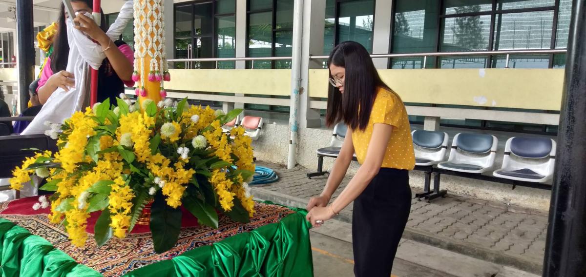 ร่วมจัดรถแห่เทียน