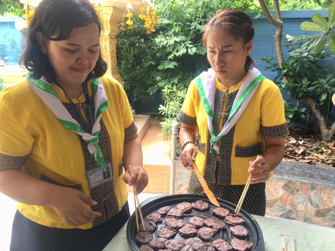 จิตอาสาทำขนมไทยให้นักเรียนทาน