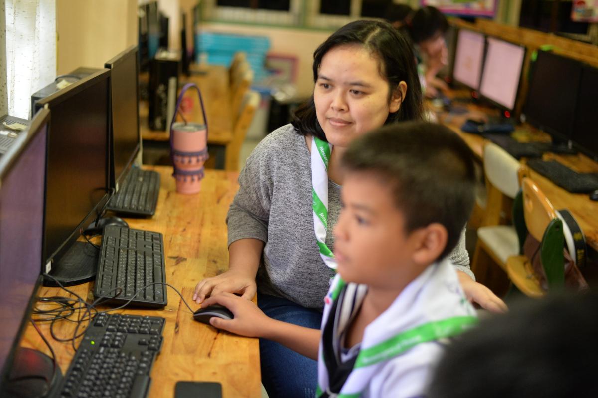 ช่วยทำนักสอนนักเรียนทำกิจกรรมJota Joti