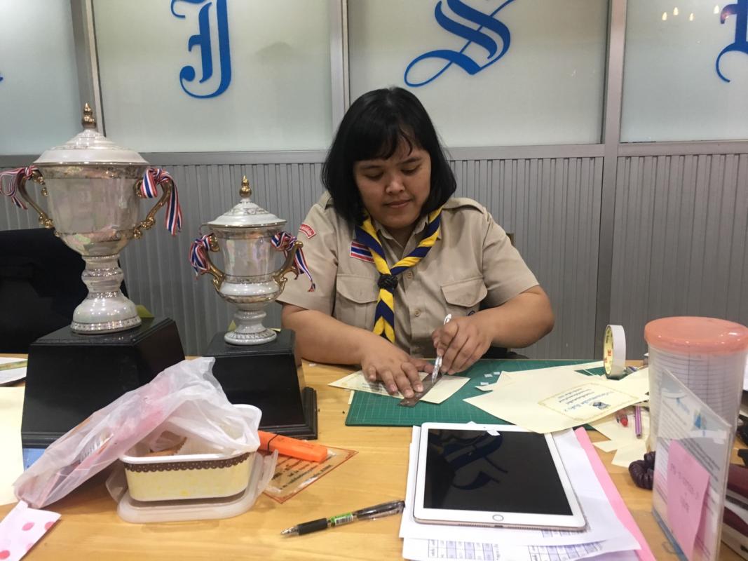 จิตอาสาทำถ้วยรางวัลการแข่งขันกีฬาสีดอกแก้วเกมส์