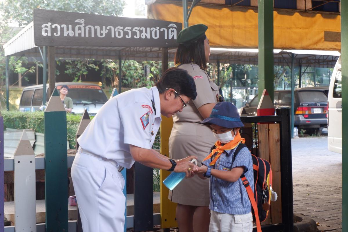 จิตอาสา แจกเจลล้างมือให้กับนักเรียน