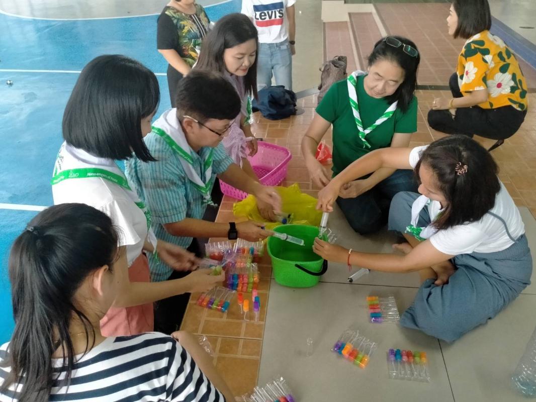 ช่วยกันบรรจุเจลล้างมือ